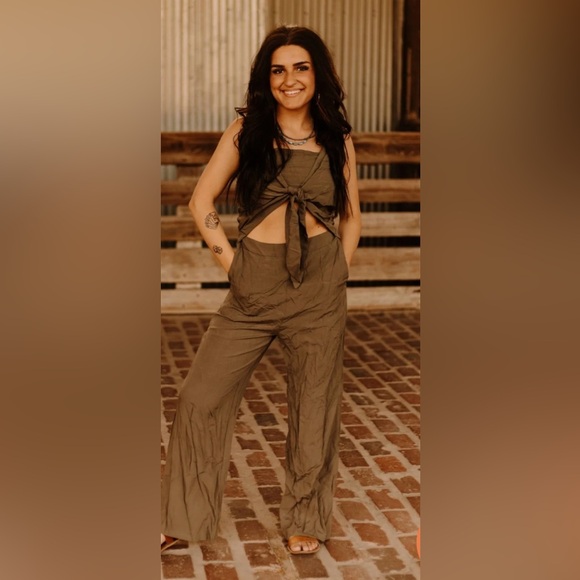 ⚜️olive green WILD JUNKIE Cut Out Front Tie Jumpsuit Sz L - Picture 1 of 3